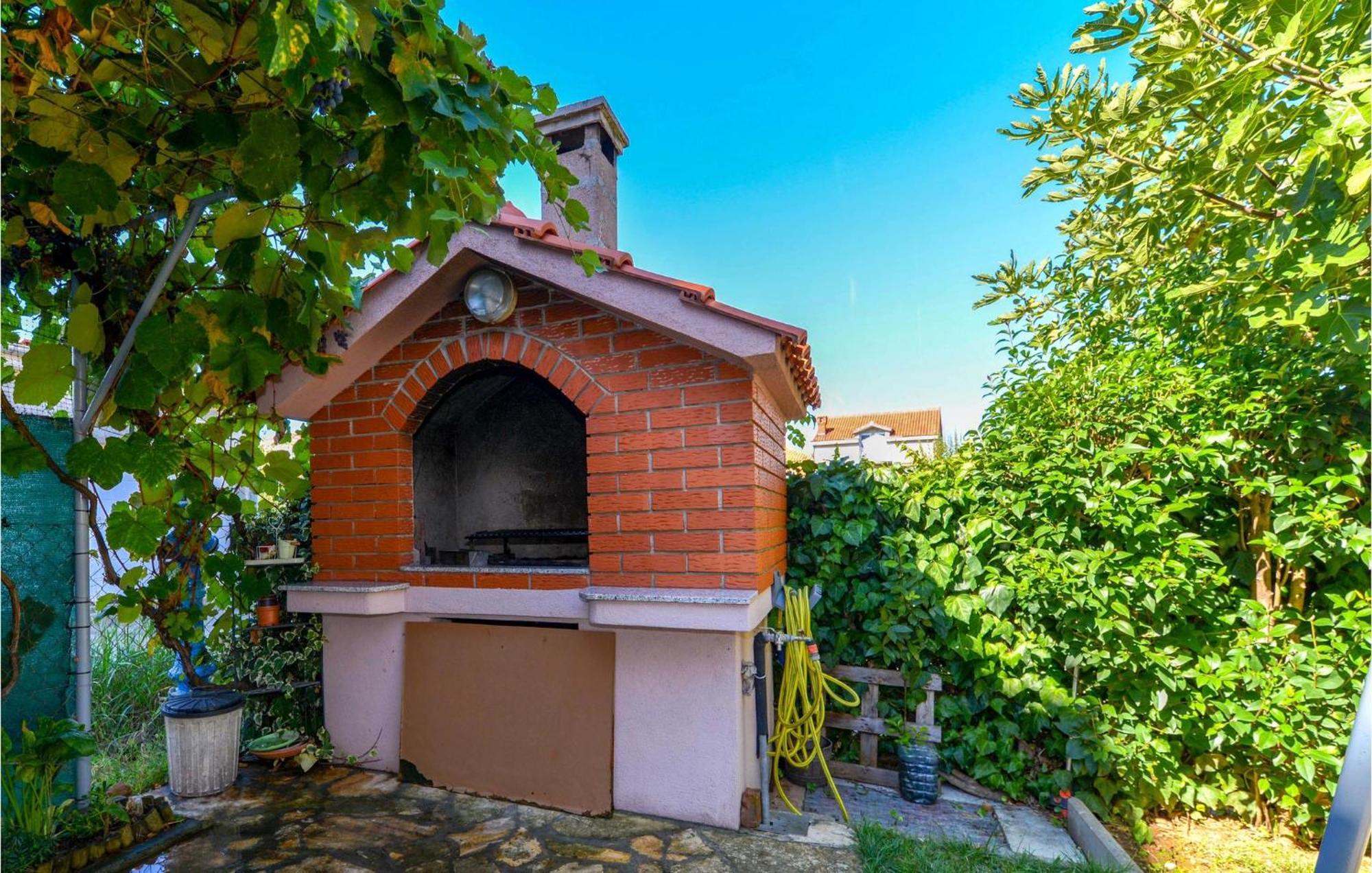 1 Bedroom Nice Apartment In Zadar Exterior foto